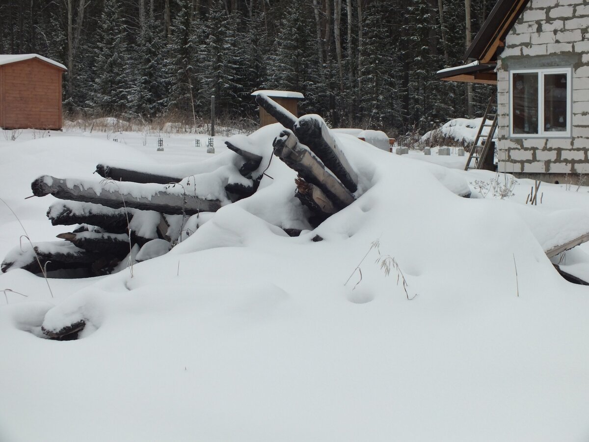 остатки дома, куча обгоревшего бруса