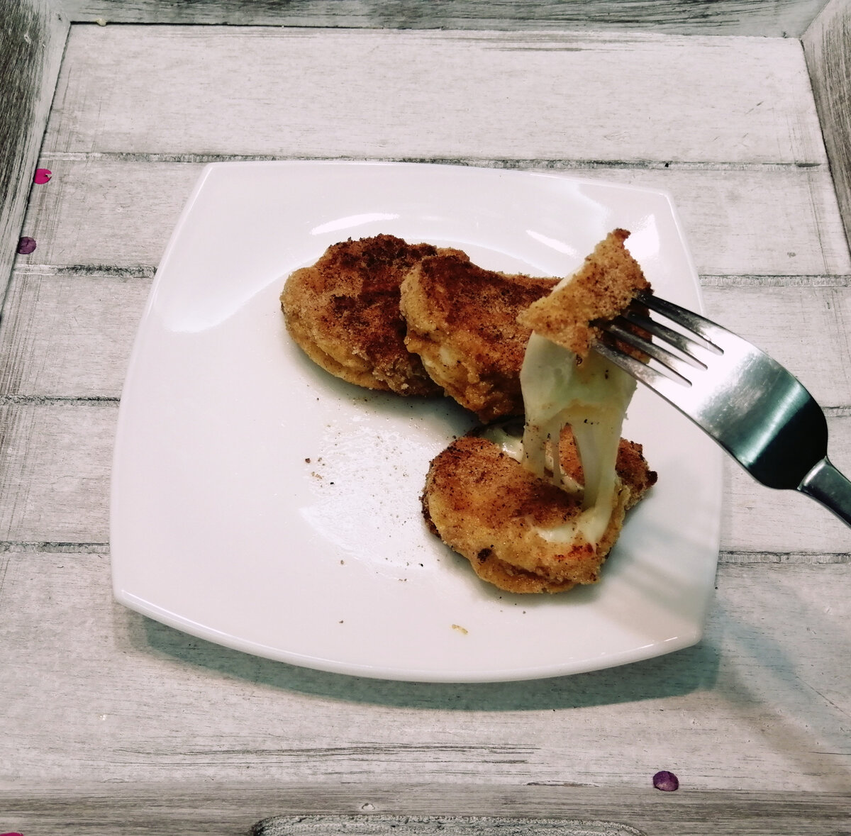 Жареный сулугуни. А вам в какой панировке нравится больше?