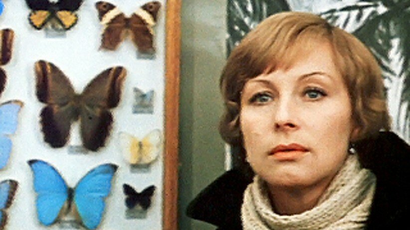 Вы подумали,что это Ани Жирардо ? Нет, это гораздо лучше. Это Лариса Малеванная в роли Веры.Ее героиня без пяти минут кандидат наук,великолепный переводчик и преподаватель.Обаятельная,красивая,остроумная,стильно одетая и причесанная.Не женщина,а мечта поэта.При том совершенно независимая,обладательница прекрасной квартиры со вкусом обставленной.И всего этого она добилась только собственными усилиями,приехав из вологодской провинции в Ленинград и поступив в вуз.Не замужем,детей не имеет,возраст около 40 лет.