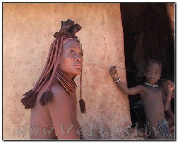 Страна эта хвалится только сахарным тростником. Его здесь много, а вот алмазов и золота – нет. Все богатства этой страны принадлежит королю. Это единственный в мире настоящий монарх. Но назвать его справедливым как-то язык не поворачивается.  Мсвати III дарит дорогие подарки (машины, квартиры, апартаменты и виллы) своим женам, которых у него тринадцать, в то время как страна находится на грани голода.Новых жен себе король ищет таким образом: перед дворцом выстраиваются голые девственницы. Так в последний раз ему предлагали выбрать новую жену из пятидесяти тысяч девушек. На свой юбилей король купил себе одну из самых дорогих моделей автомобиля под названием Майбах. Это примерно половина бюджета всей страны. Еще в двадцатом веке король создал парламент, но в этот парламент он выбирает только тех людей, которые ему нравятся. Также как и распустить этот парламент он может в любой момент. Кроме того, в стране запрещены собрания, митинги, партии различные создавать тоже нельзя — так вот и живет королевство Свазиленд.