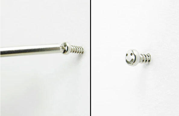 На фото: улыбающийся шуруп
