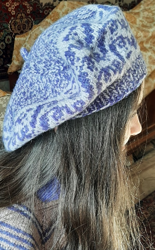 Фото 1 (от автора). Теплый классический берет с жаккардом  Бегущая лента.  Обзорный вид сбоку.