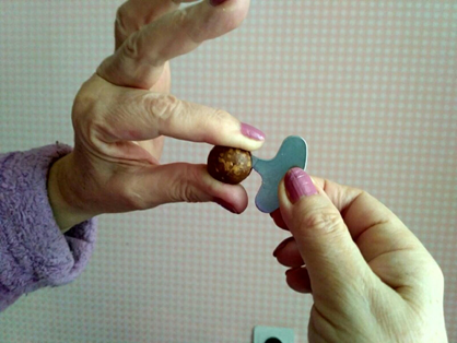 он немного похож на фундук                   