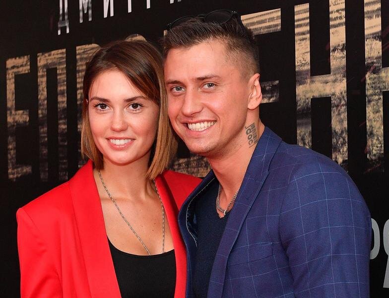 Звезда назвала это обоюдным решением. Известные актеры Павел Прилучный и Агата Муцениеце были вместе много лет. В июле 2011 года они сыграли свадьбу, а после у них появилось двое прекрасных детей. Однако сегодня Агата заявила, что им с Павлом не удалось сохранить брак. Она опубликовала эмоциональный пост в своем личном Instagram-аккаунте.

ПО ТЕМЕ

Как пережить развод и начать новую жизнь: 8 мудрых советов
«Знаете, у меня, есть определенный пост.. Который, я должна выложить, в определённое время, с определенным текстом.. Договорившись заранее.. Со ВСЕМИ.. Честно? Я, так и собиралась сделать.. Очень много советчиков, теперь.. Как ? Что писать? Что делать? Как, не испортить имидж? И я слушала.. И казалось, что так надо, наверное.. Но внутри, очень громко кричал голос.. А я, дура, давно его не слушала.. А - это, всегда был протест, против - клише) Ибо, я - это Я! А не то, что нужно, для картинки!» — написала Агата (пунктуация и орфография автора сохранены — прим. Letidor).

Актриса отметила, что не захотела писать красивый пост, хайповать или пытаться кого-то из их пары выставить в выгодном свете.

Я, просто (хотела написать - девушка, потом вспомнила, что мне - 30 лет) женщина, которая, ну вот, пришла к тому, что надо - законно расторгать брак. Люблю его - да! Возрадуются миллионы барышень - да! Провал - НЕТ! Ибо я благодарна, за все! Мы - навечно связаны,✊🏻 мы написали красивую историю любви! Да и вообще. Полный провал, фиаско, крах надежд, картинки с рекламы хлопьев, вся мудрость под сомнением, есть ли любовь??? Да!!! Но это - путь! Как здорово, что так! Каждая секунда - опыт и становление,
— заявила Агата.Актриса также попросила журналистов пока не доставать ее звонками и сообщениями. В конце поста Агата добавила: «Все - обоюдно, полюбовной, с уважением и понимаем и отдаем дань, всему, что было! 💖».Напомню, актеры познакомились на съемках сериала «Закрытая школа». 19 июля 2011 года звездная пара расписалась в одном из московских ЗАГСов. Агата и Павел тщательно скрывали это событие от публики и журналистов. 11 января 2013 года у них родился сын Тимофей, а 3 марта 2016 года на свет появилась дочь Мия.К слову, актеры не скрывают семейную жизнь, а потому не удивительно, что Агата решила рассказать о расставании с мужем в соцсетях. К слову, это уже не первый разлад, который произошел в семье Прилучных. В 2018 году они оба публично признались, что «поставили брак на паузу», но вскоре помирились и, как тогда казалось, решили многие проблемы. О том, как произошло данное примирение, Агата рассказала в одном из интервью. Вероятно, какие-то разногласия паре решить все же не удалось.