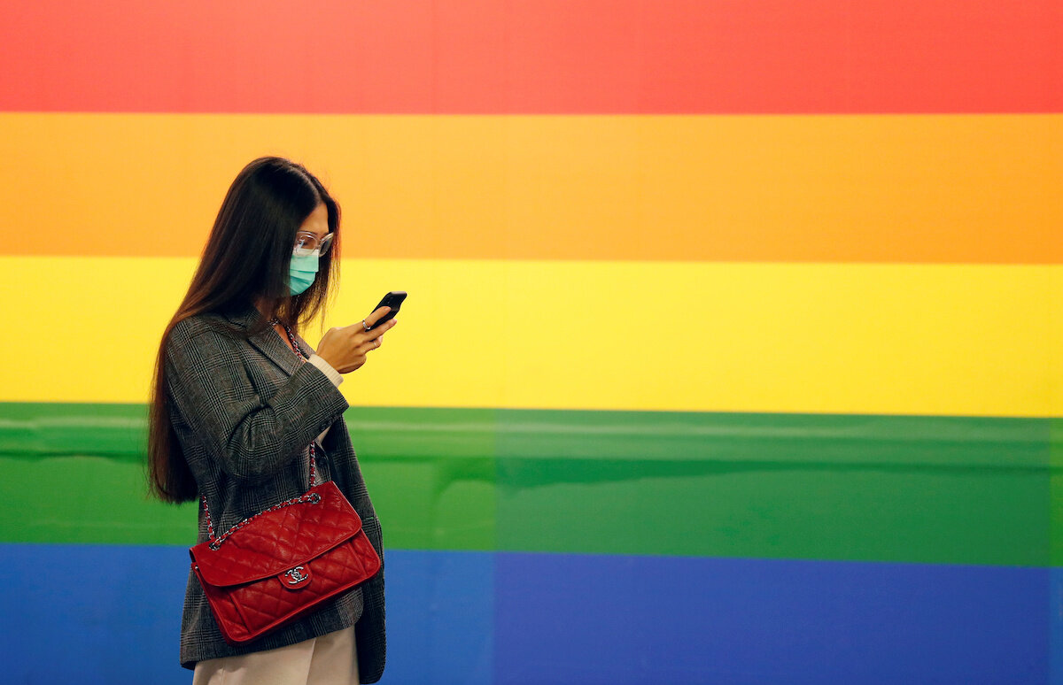 В метро в Милане, в той зоне в Италии, где зафиксировано самое большое в мире после Азии распространение коронавируса. 25 февраля, 2020. REUTERS/Yara Nardi 