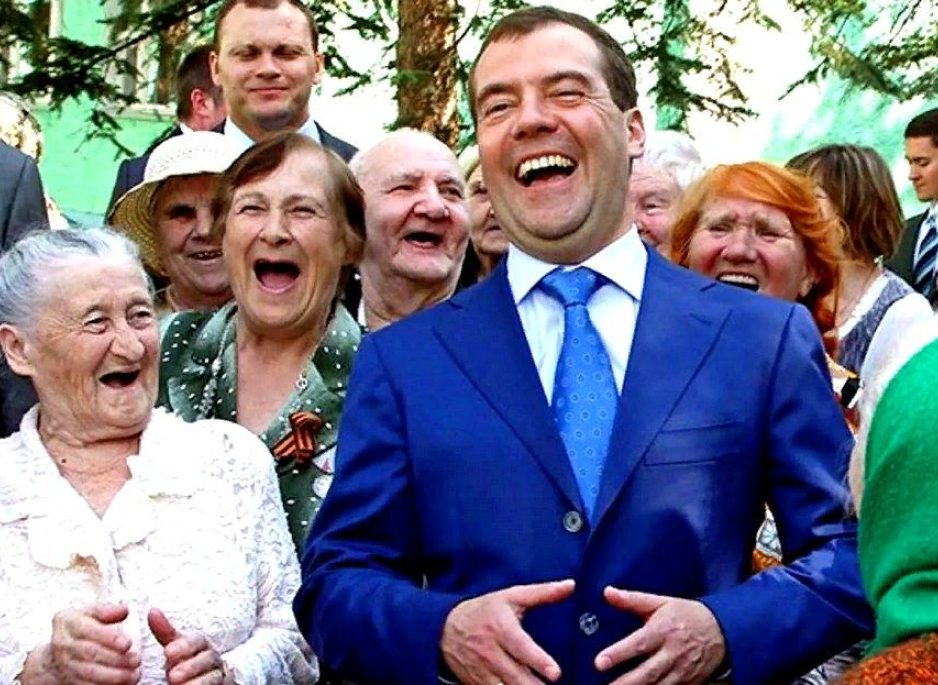Бывший премьер-министр Дмитрий Медведев с пенсионерами