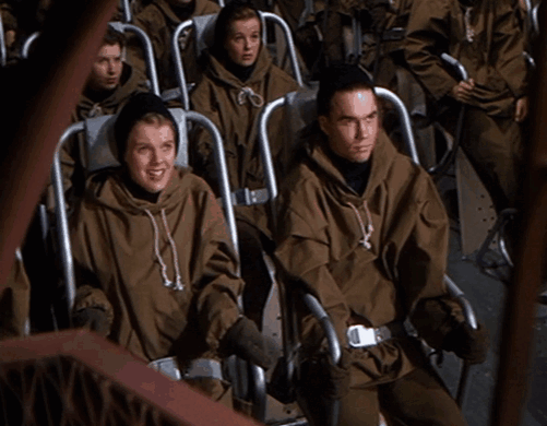 Приземление звездолёта на другую планету. В качестве звездолёта - макет. Разлетающийся снег сделан из муки. Горы на общем плане нарисованные. Фрагмент из фильма "Когда миры столкнутся".