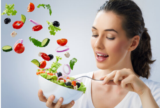 Есть несколько советов, которые помогут придерживаться здорового питания, а знает их каждый еще с самого детства: Включите в свой рацион больше овощей и фруктов, которые содержат волокна – клетчатку, которая налаживает пищеварение и поможет сбросить несколько лишних килограммов.
Мясо – это конечно полезно, но лучше заменить жирную свинину телятиной или курицей, в которых содержится больше белка и меньше жира.
Каждый день нужно съедать не меньше двух молочных продуктов, ведь они богаты белком и молочными кислотами, а также кальцием и фосфором.
Масло хоть и жирный продукт, но оно должно быть в рационе каждого, оно восполнит потребность в витаминах А и Е, а также в омега-3. Но полезным являются только жидкие масла: подсолнечное, оливковое, льняное и другие, а вот животные, твердые масла содержат только холестерин.
Откажитесь от курения и алкоголя, они также плохо влияют на здоровье всего организма.
Диетологи, думая о пользе для людей, давно уже составили список здоровой пищи, которую нужно есть хотя бы раз в 3 – 4 дня:
капуста брюссельская (содержит витамины группы В и клетчатку),
чернослив и курага (они улучшают перистальтику кишечника, а также в них много полезных углеводов и железа),
каши: гречневая, овсянка, перловая, рис и ячневая (прежде всего это – клетчатка, а также сложные углеводы, которые заряжают энергией),
морепродукты: рыба, морская капуста и моллюски (в них много йода и белка),
яйца,
болгарский перец,
зелень: петрушка, укроп, зеленый лук,
морковь и свекла,
яблоки и груши,
помидоры,
орехи.
Но производители здоровой продукции расширили этот список и отслеживают производство от начала и до конца, гарантируют отсутствие вредных веществ и пользу для организма.