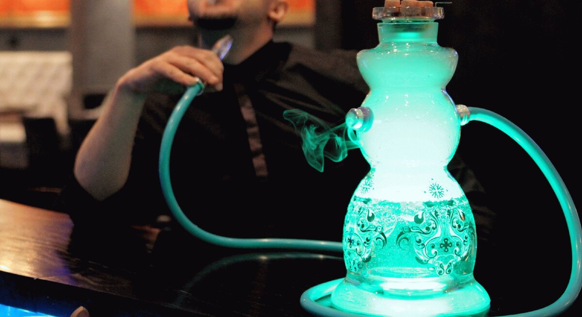 Опытные курильщики утверждают, что холодная дистиллированная вода лучше очищает дым от вредных веществ.