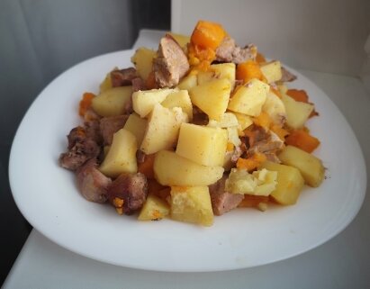 Запеченный картофель с тыквой и мясом в духовке