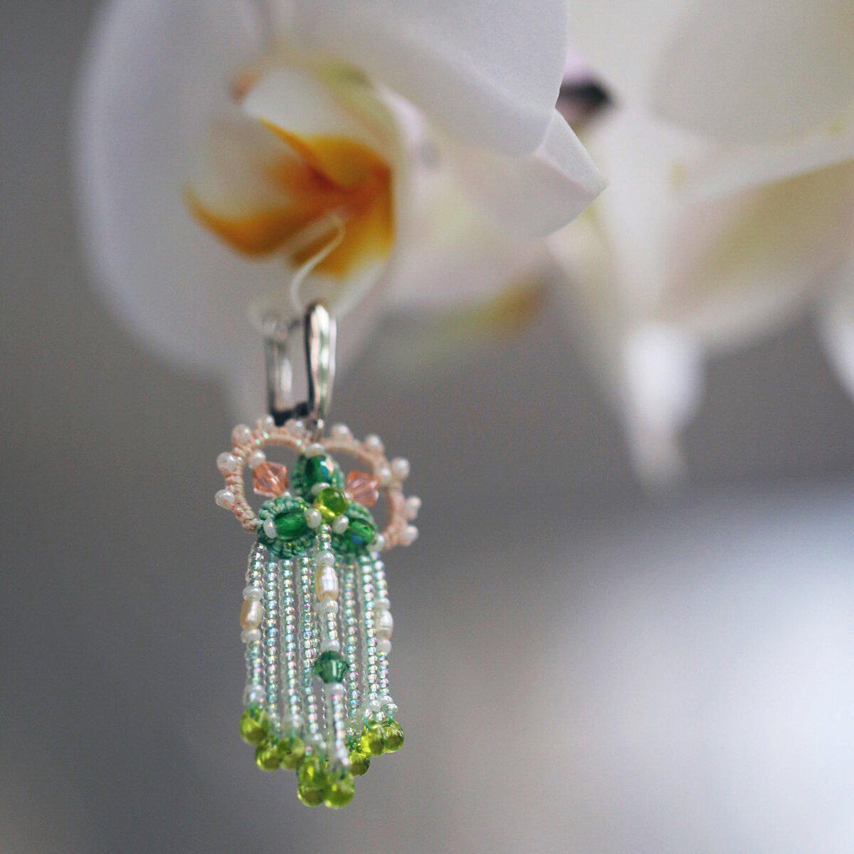 Орхидея и серьги из бисера