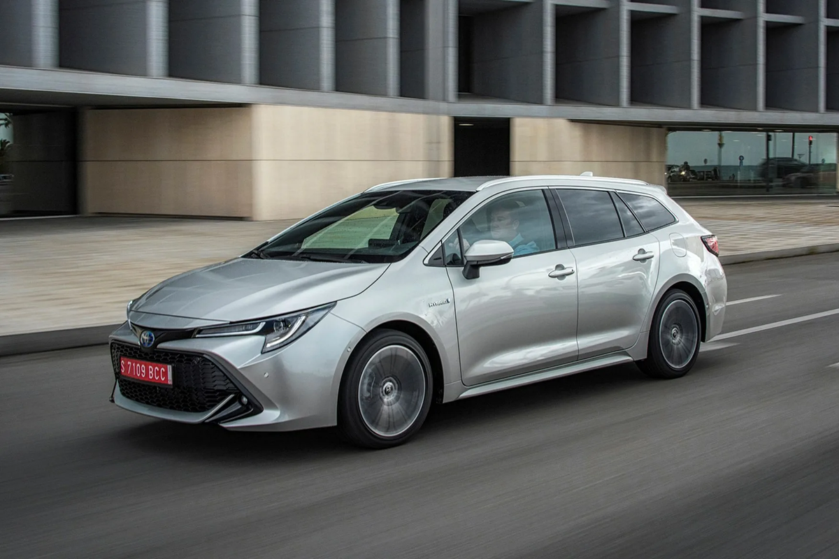 Corolla touring 1.8. Toyota Corolla Touring 2019. Королла туринг 2019. Тойота Королла гибрид 2019. Corolla Hybrid 2019.