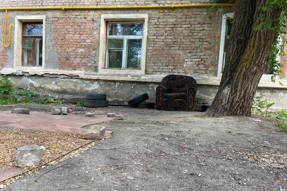 Кресло около дома.