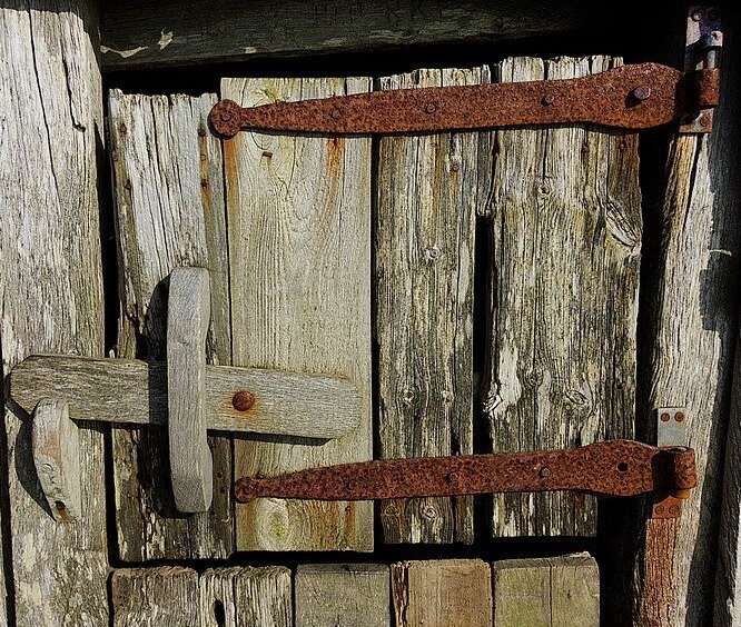 Такую дверь они вышибли бы легко.