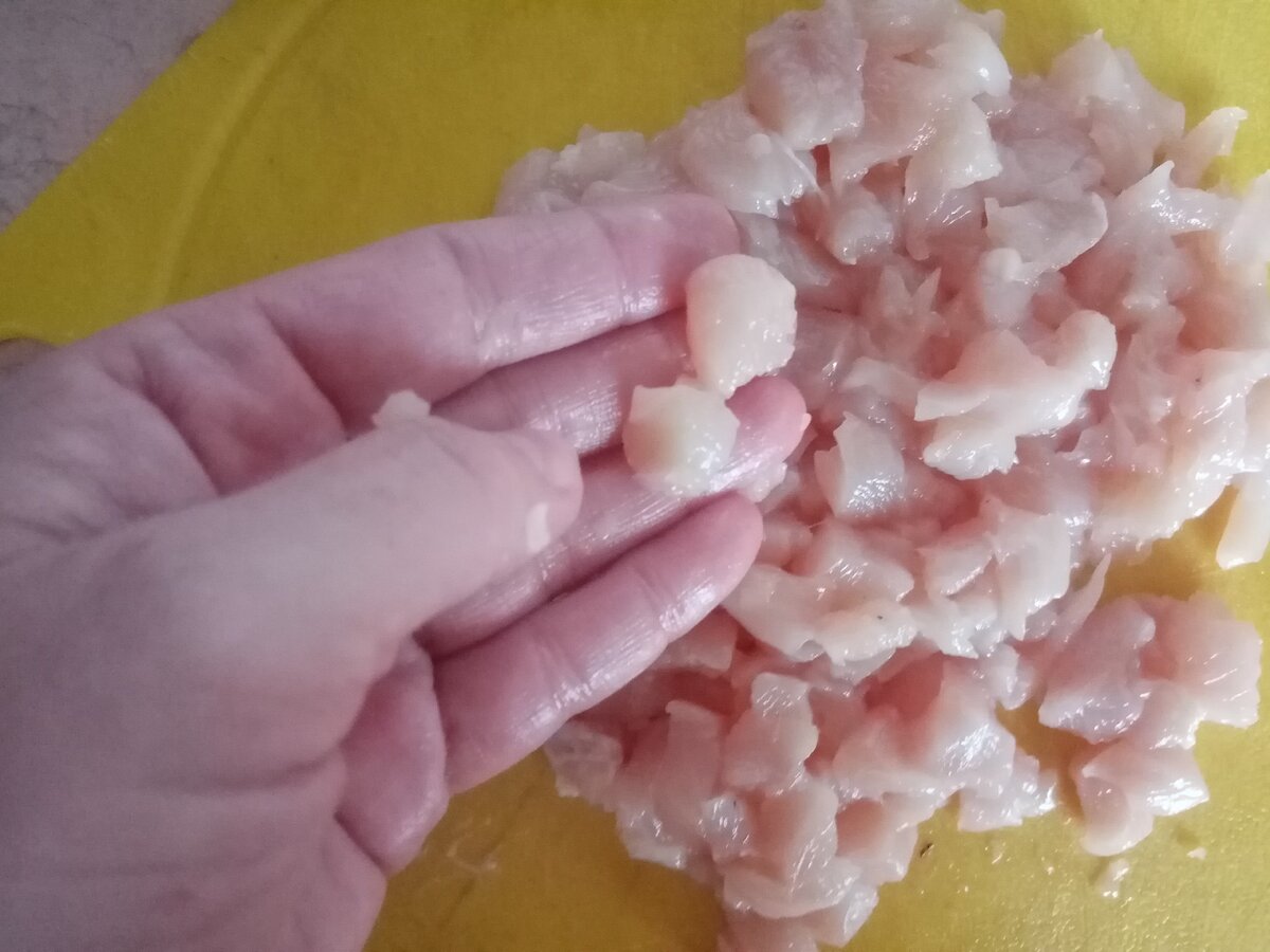 Мелко нарезанная  куриная грудка.