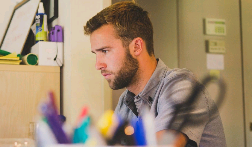 Человек, который ненавидит работу, может вести себя странно и необычно. Поэтому нужно ему помочь прийти в себя, чтобы он самостоятельно смог решить проблемы.