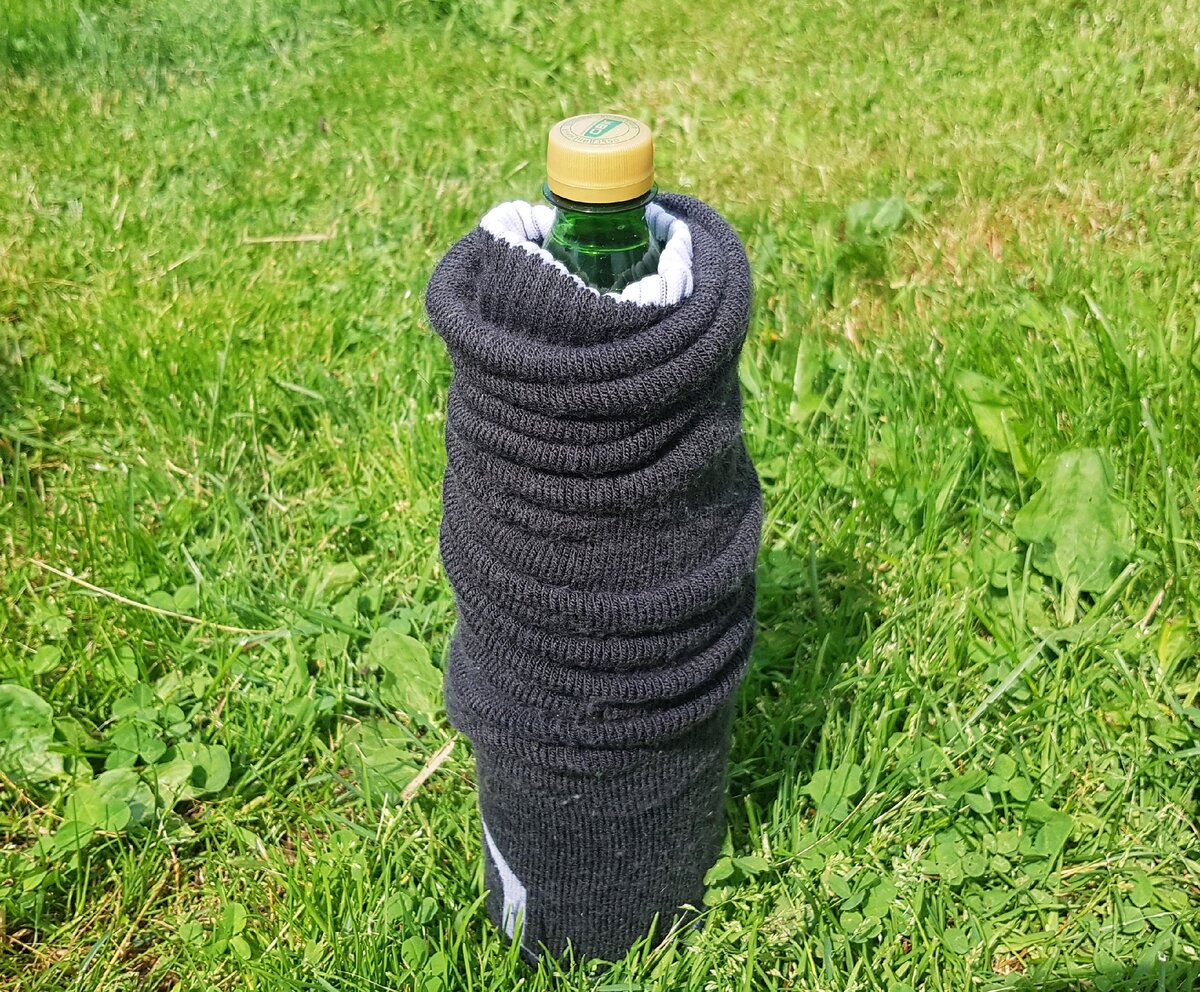 Простой способ охладить напиток, обернув бутылку мокрой тканью