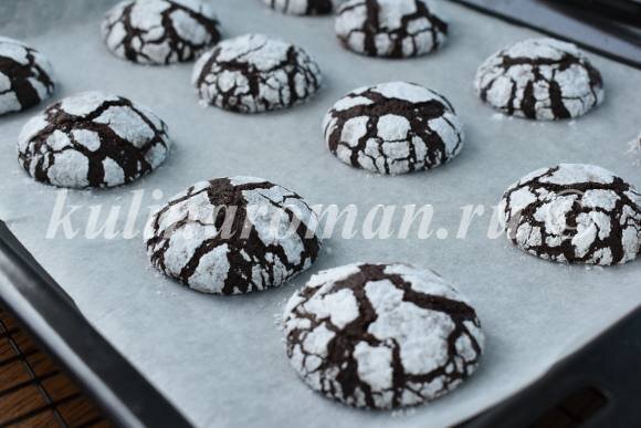 шоколадное печенье с трещинками