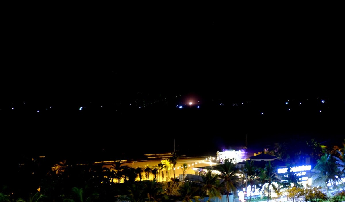 На пляже сцену поставили и получите! 