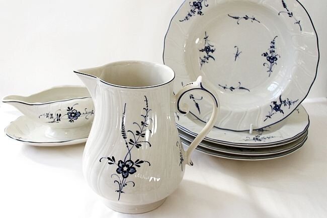 Сервиз серии Старый Люксембург (Alt Luxemburg) с характерным орнаментом brindille