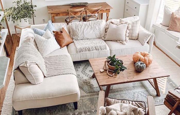 Гостиная в стиле "Рустик" с журнальным столом в центре