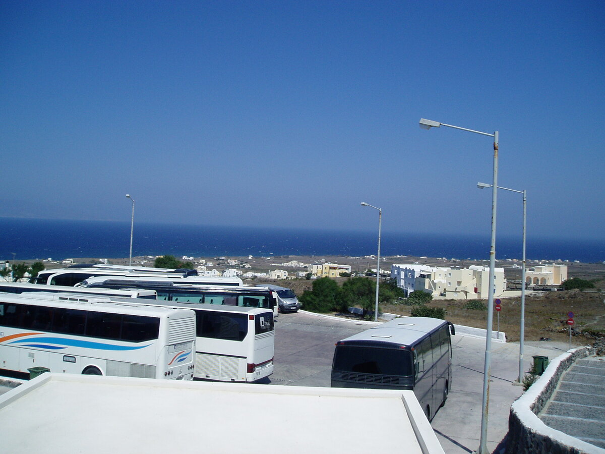 Автобусы ждут, день чудесный, о шторме здесь не слышали.