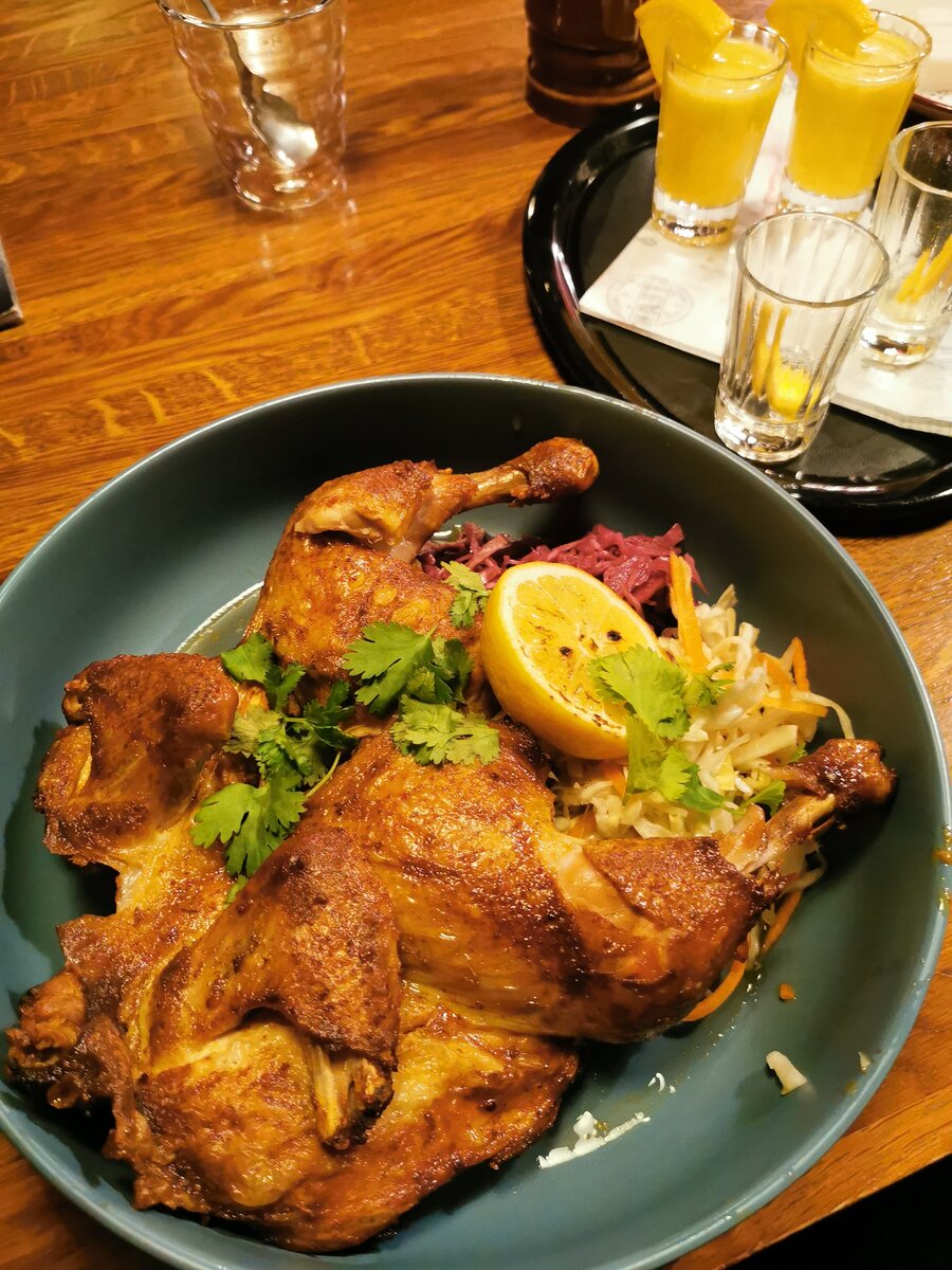 Цыплёнок, которого мне принесли. Вас поражает эта порция?