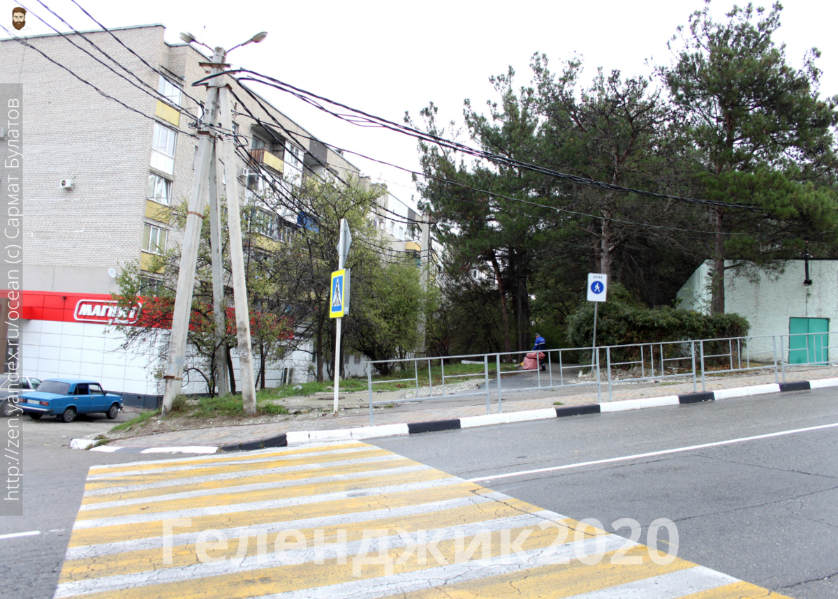 Начало тропы здоровья. Висит знак "Пешеходная зона"