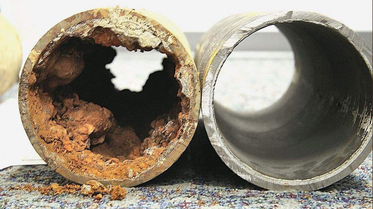 Железо в воде провоцирует образование ржавчины в трубах, сантехнике и водонагревательном оборудовании в доме