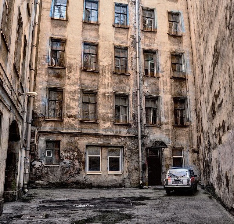 Здесь только асфальт подновили, а стены еще не успели. Типичный "Петербург Достоевского". Только в XIX веке он еще сплошь был забит дровяными сараями.