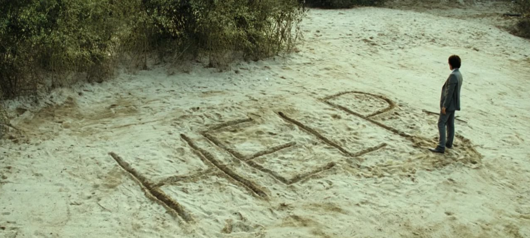 Современный город, но герой оказался на необитаемом острове. Такое может быть. 