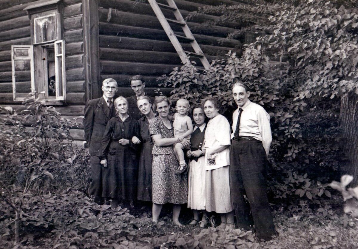 50-ые годы . На фоне дачи 17 в Соломенной сторожке слева направо - мой дед Удинцев Борис Дмитриевич,рядом с ним -моя бабушка Удинцева Екатерина Яковлевна, сестра деда Анна Дмитриевна Удинцева-Вардзигулянц, моя мама Елена Васильевна Коренева со мной на руках, Стэра Григорьевна Рудич -мамина школьная подруга, Вера Ивановна Леонова - мамина тетя с мужем Хмелевым Николаем Николаевичем. За дедом стоит высокий мужчина- Рудич Евгений, муж Стэры.