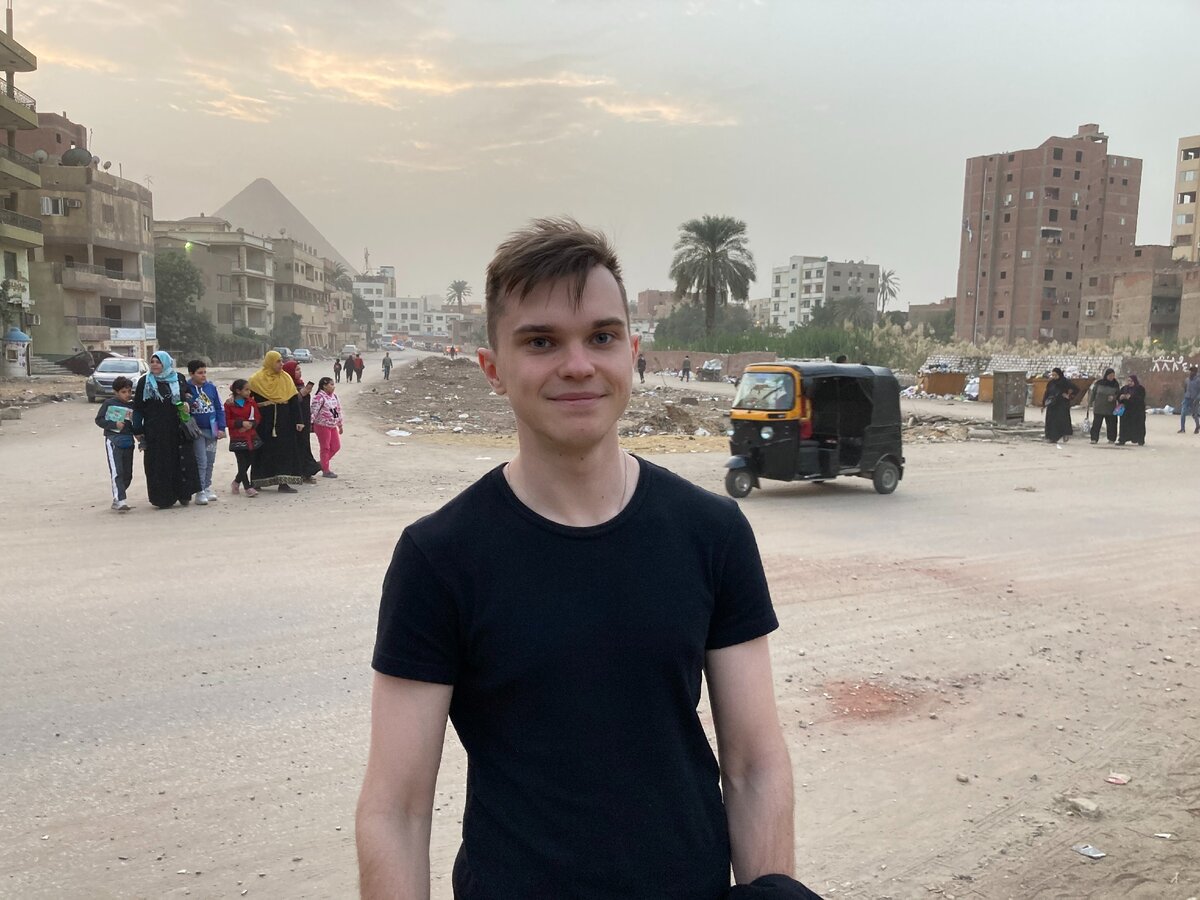 Настоящий Каир начинается прямо за пирамидами - грязь, нищета, разруха