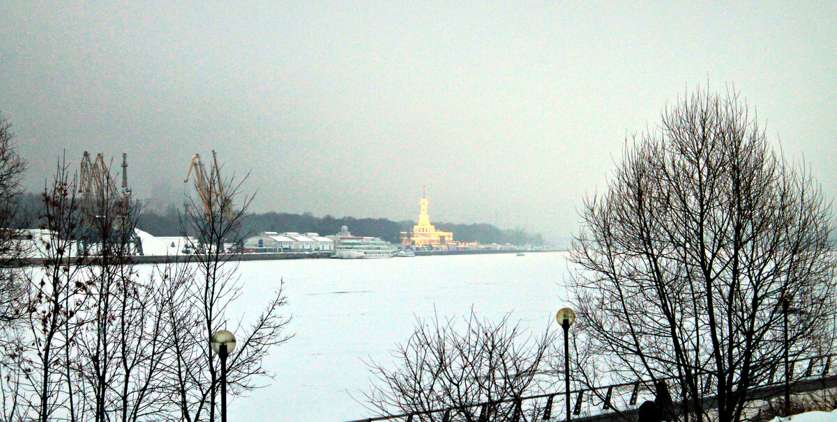 Жёлтые огни вдали - это подсветка уже отреставрированного здания Северного Речного вокзала. Фото автора
