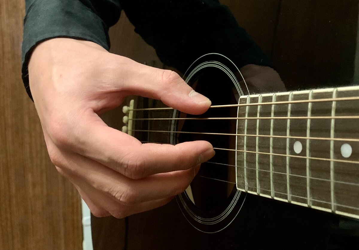 Постановка правой руки на струны