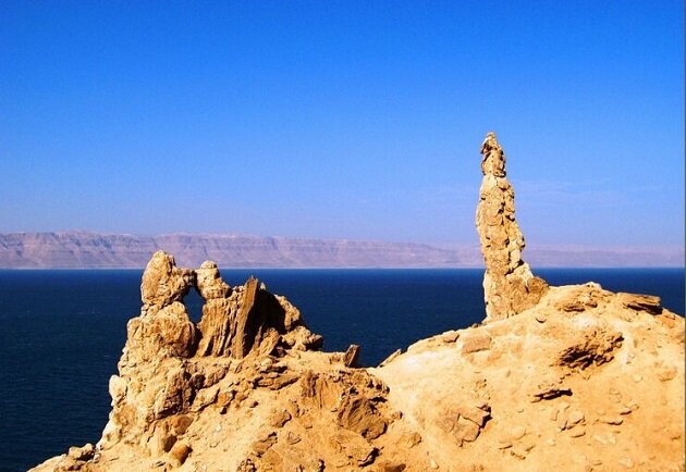 Фото. Мёртвое  море. Соляной столб жены Лота