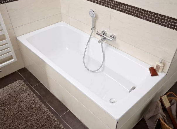 Стоит тщательно выбирать средства для ухода за акриловыми ваннами, так как их поверхность отличается чувствительностью к ряду химических веществ