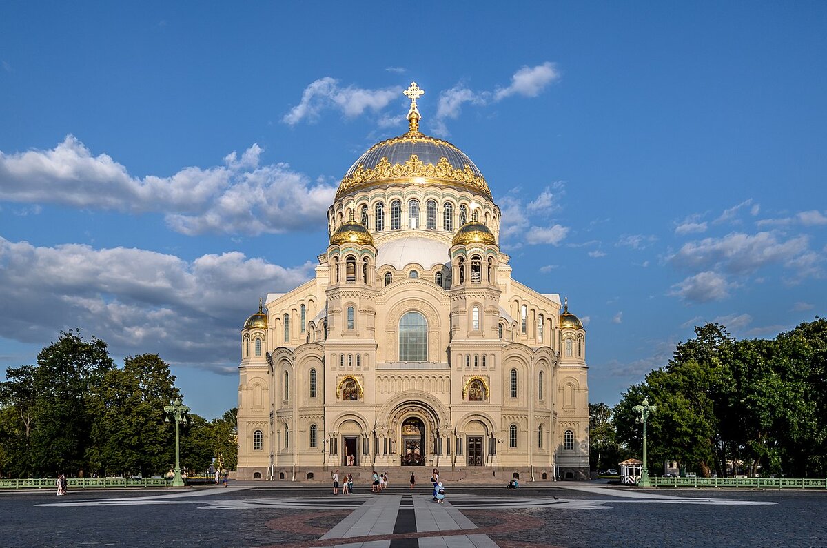 Кроншта́дт (от нем. Krone — «корона» и Stadt — «город») — город-порт в России, расположенный на острове Котлин и прилегающих к нему более мелких островах Финского залива и дамбе. Является единственным населённым пунктом (городом) Кронштадтского района города федерального значения Санкт-Петербурга и его внутригородским муниципальным образованием. 
