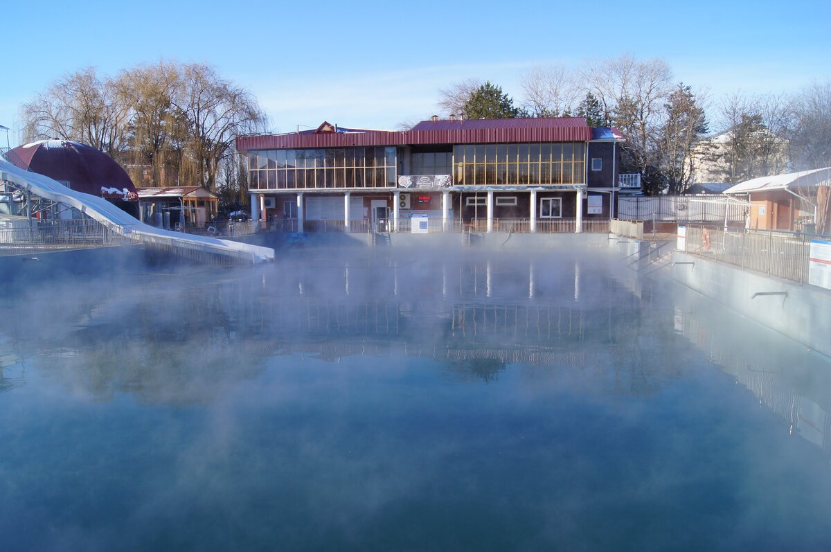 Открытый термальный бассейн днем