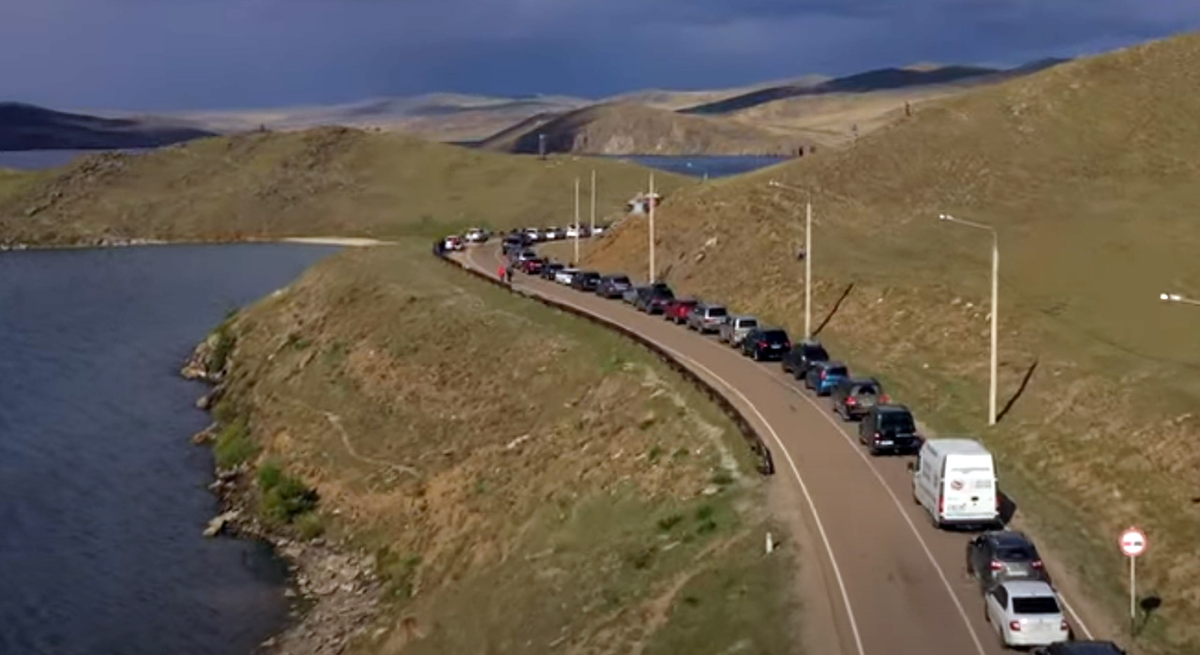 Очередь на паромную переправу на остров Ольхон, Байкал