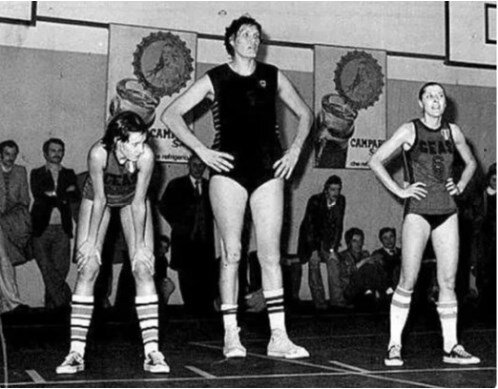 Фото: foto-history.livejournal.com советская баскетболистка Ульяна Ларионовна Семёнова с другими игроками своей команды