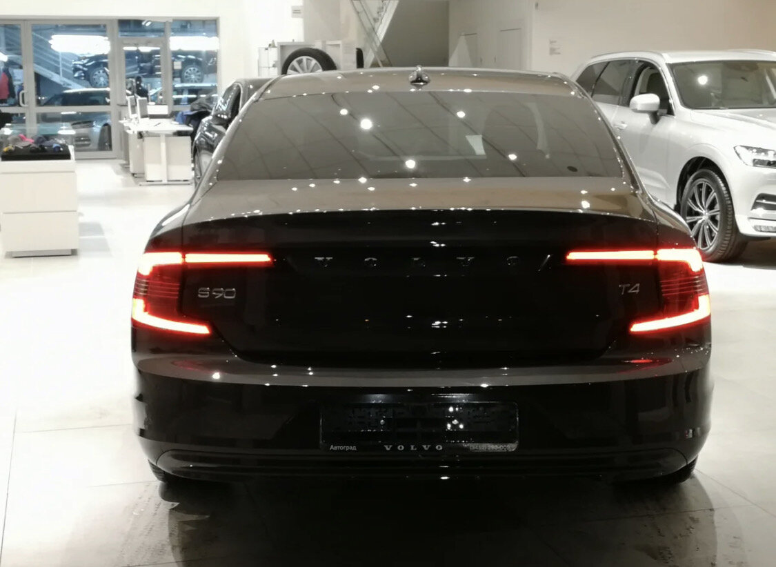 А задняя оптика S90 вообще не напоминает ничего подобного на рынке!