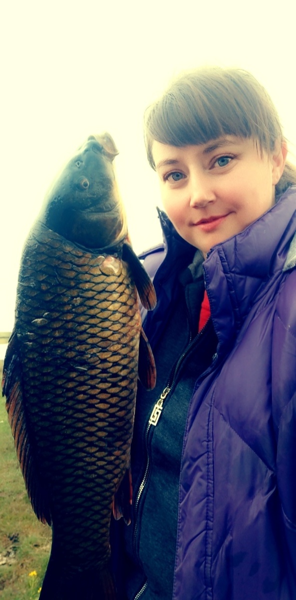 Мой сазан при первой рыбалке на спиннинг :) Не в тему, но не могла не поделиться:)