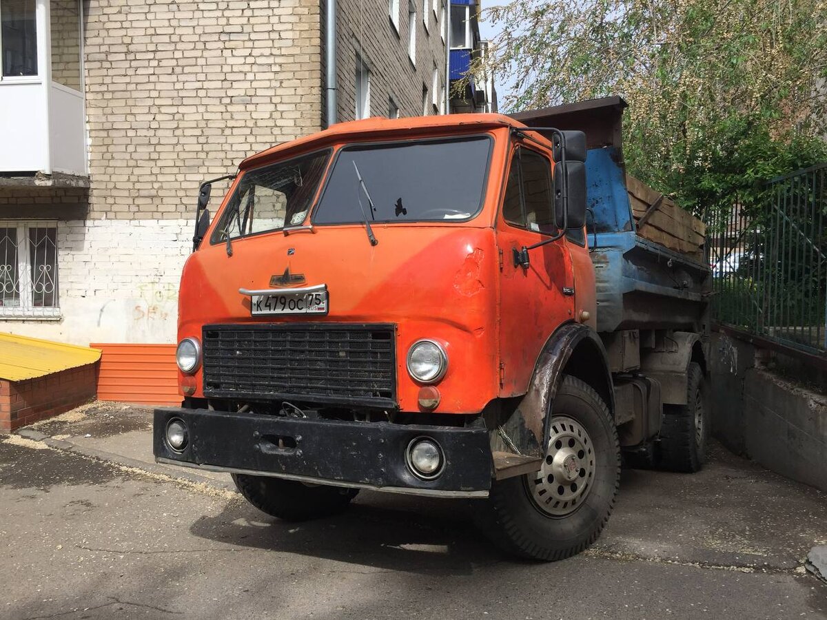 МАЗ возле дома. Фото автора.