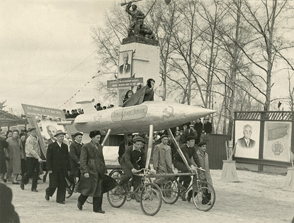 Фотография из коллекции Веломузея Андрея Мятиева, сделанная на демонстрации в честь годовщины  Октябрьской Революции в 1957 году в городе Свободном Амурской области. 