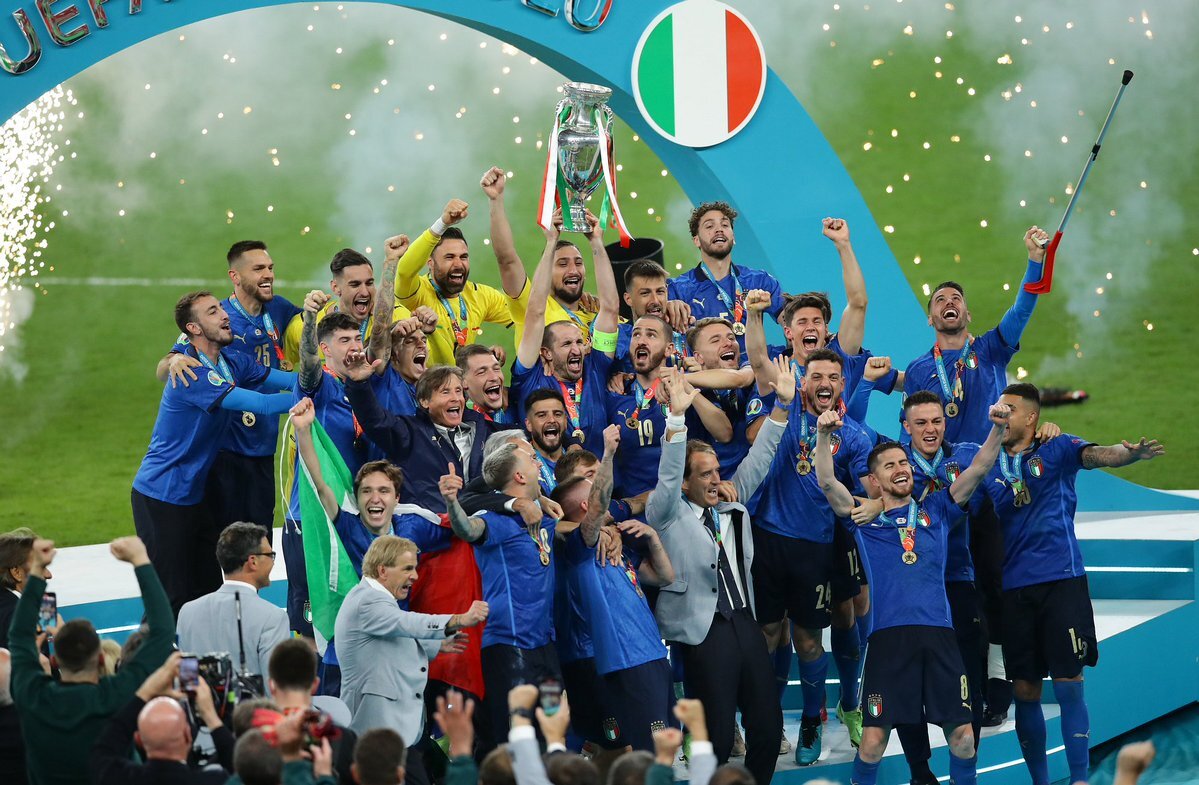 На обложке: сборная Италии по футболу. Фотография взята из свободных источников в качестве иллюстрации.