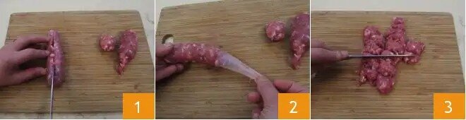 Чтобы приготовить запеченную пасту, начните с теста для фрикаделек. Сначала возьмите колбасу, разрежьте ее пополам 1 и снимите оболочку, которая ее окружает 2. Затем мясо крупно нарежьте ножом 3.