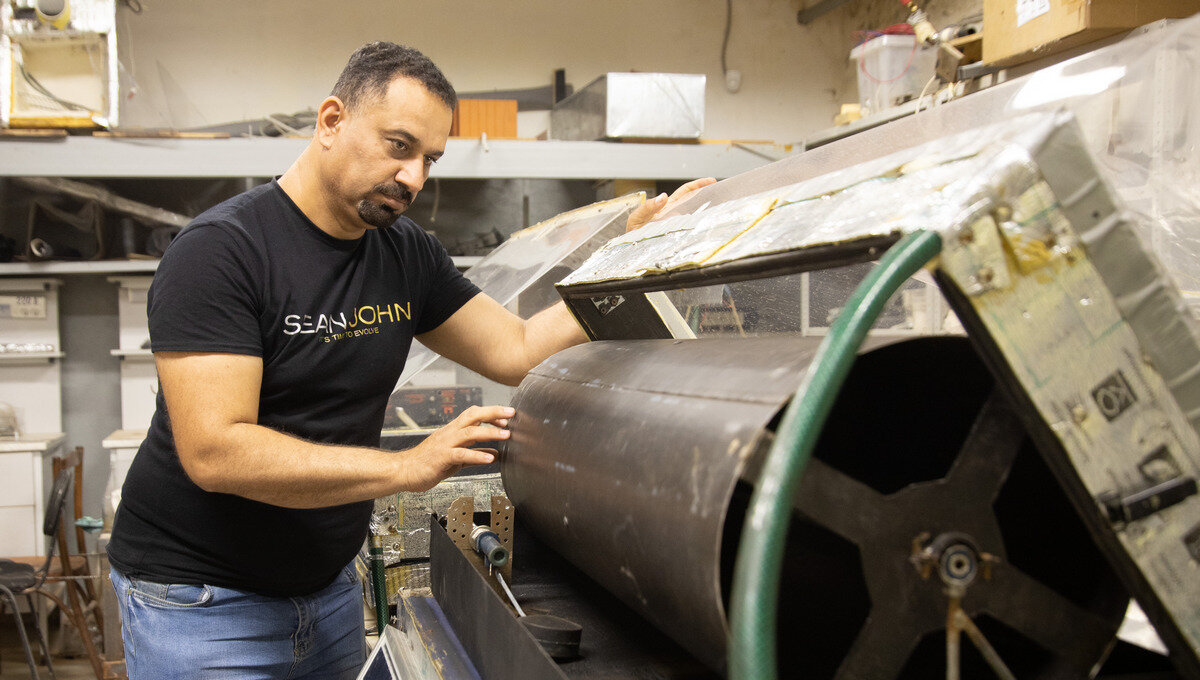 Прототип дистиллятора Алхарбави Насир Тавфик Алван собрал в мастерской УрФУ. Фото: Илья Сафаров, медиацентр УрФУ.