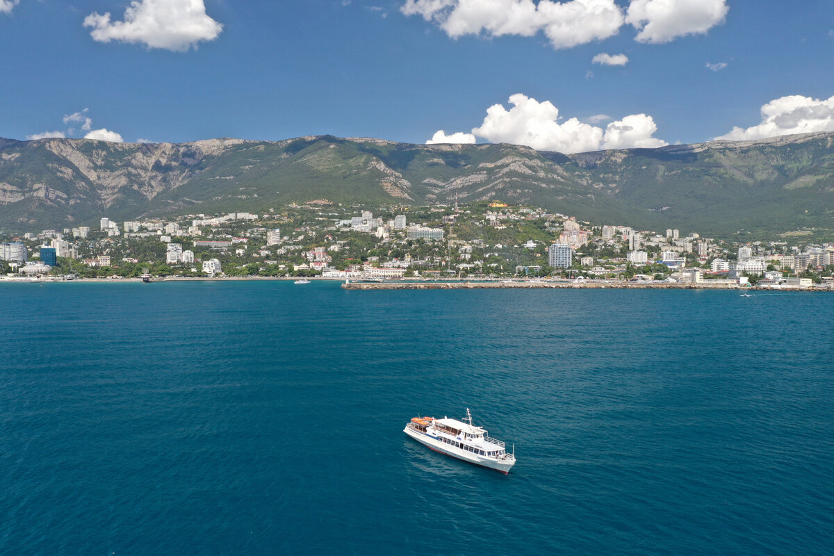 Crimea holiday. Крым Ялта туризм. Высокий сезон в Крыму. Тот шумный город на Крымском берегу. Погода на май на Ялтинском побережье.