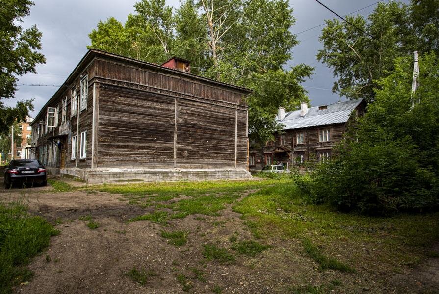 Вот такие 100-летние бараки еще существуют в Новосибирске. Как-то зашла к знакомой, и подо мной лестница провалилась... Это не Ново-Николаевск 1898 года, а Новосибирск 2021))